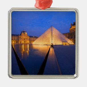 Frankreich, Paris. Das Louvre-Museum in der Dämmer Ornament Aus Metall