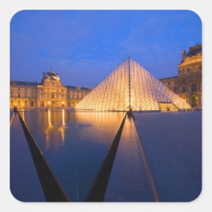 Frankreich, Paris. Das Louvre-Museum in der Dämmer Quadratischer Aufkleber