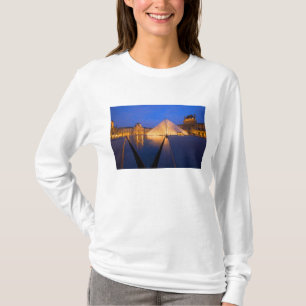 Frankreich, Paris. Das Louvre-Museum in der Dämmer T-Shirt