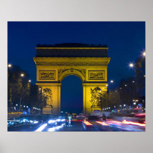 Frankreich, Paris. Der Arc de Triomphe und die Poster