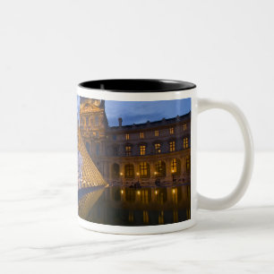 Frankreich, Paris. Der Louvre in der Dämmerung. Bi Zweifarbige Tasse
