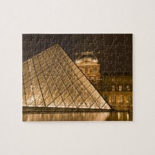 Frankreich, Paris. Der Louvre in der Dämmerung. Cr