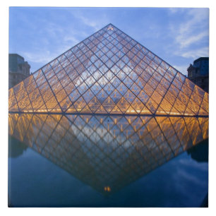 Frankreich, Paris. Der Louvre in der Dämmerung. Cr Fliese