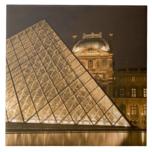 Frankreich, Paris. Der Louvre in der Dämmerung. Cr Fliese