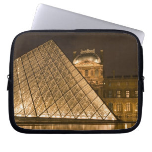 Frankreich, Paris. Der Louvre in der Dämmerung. Cr Laptopschutzhülle