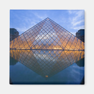 Frankreich, Paris. Der Louvre in der Dämmerung. Cr Magnet
