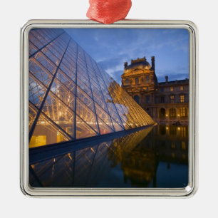Frankreich, Paris. Der Louvre in der Dämmerung. Cr Silbernes Ornament
