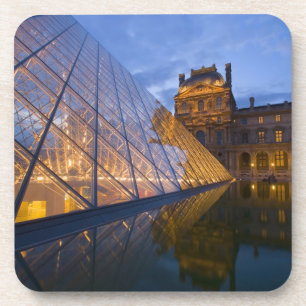 Frankreich, Paris. Der Louvre in der Dämmerung. K Getränkeuntersetzer