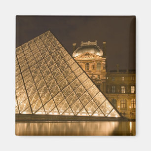 Frankreich, Paris. Der Louvre in der Dämmerung. K Magnet