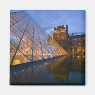 Frankreich, Paris. Der Louvre in der Dämmerung. K Magnet