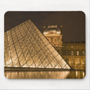 Frankreich, Paris. Der Louvre in der Dämmerung. K Mousepad