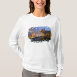 Frankreich, Paris. Der Louvre in der Dämmerung. K T-Shirt