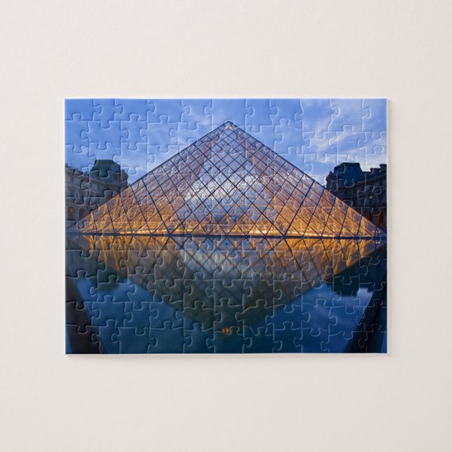 Frankreich, Paris. Der Louvre in der Dämmerung. Kr (Horizontal)