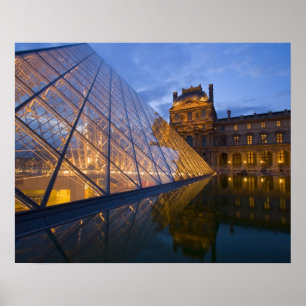 Frankreich, Paris. Der Louvre in der Dämmerung. Kr Poster