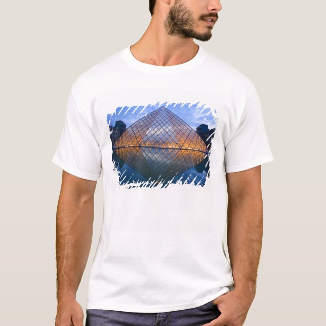 Frankreich, Paris. Der Louvre in der Dämmerung. Kr T-Shirt (Vorderseite)