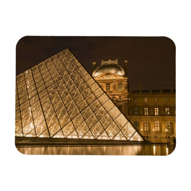 Frankreich, Paris Der Louvre in der Dämmerung. Kre Magnet (Horizontal)