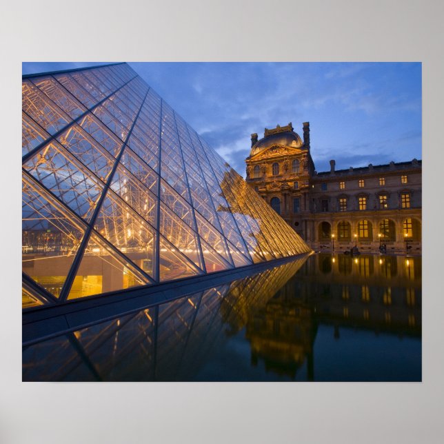 Frankreich, Paris Der Louvre in der Dämmerung. Kre Poster (Vorne)