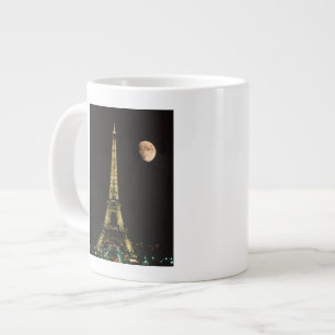 Frankreich, Paris. Eiffelturm bei Nacht mit Jumbo-Tasse