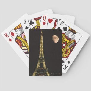 Frankreich, Paris. Eiffelturm bei Nacht mit Spielkarten