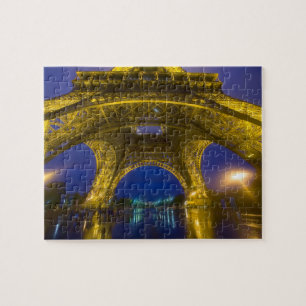Frankreich, Paris. Eiffelturm beleuchtet bei