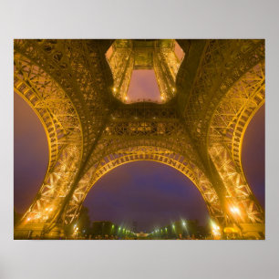 Frankreich, Paris Eiffelturm beleuchtet bei 2 Poster