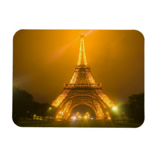 Frankreich, Paris. Eiffelturm beleuchtet bei 3 Magnet