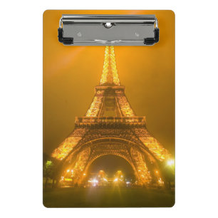 Frankreich, Paris. Eiffelturm beleuchtet bei 3 Mini Klemmbrett