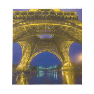 Frankreich, Paris. Eiffelturm beleuchtet bei Notizblock