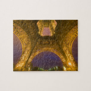 Frankreich, Paris. Eiffelturm beleuchtet um 2