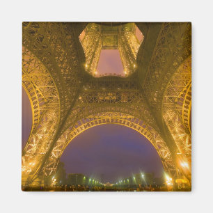 Frankreich, Paris. Eiffelturm beleuchtet um 2 Magnet