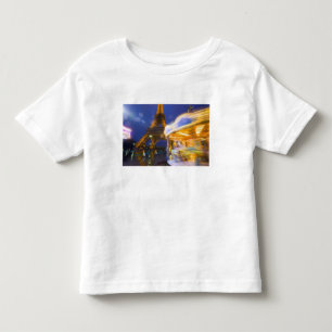 Frankreich, Paris. Eiffelturm im Zwielicht Nebel u Kleinkind T-shirt