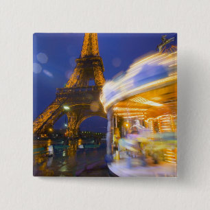 Frankreich, Paris. Eiffelturm in Dämmerung und Neb Button