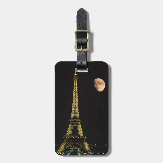Frankreich, Paris. Eiffelturm nachts mit Gepäckanhänger (Vorderseite vertikal)