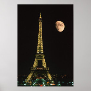 Frankreich, Paris. Eiffelturm nachts mit Poster