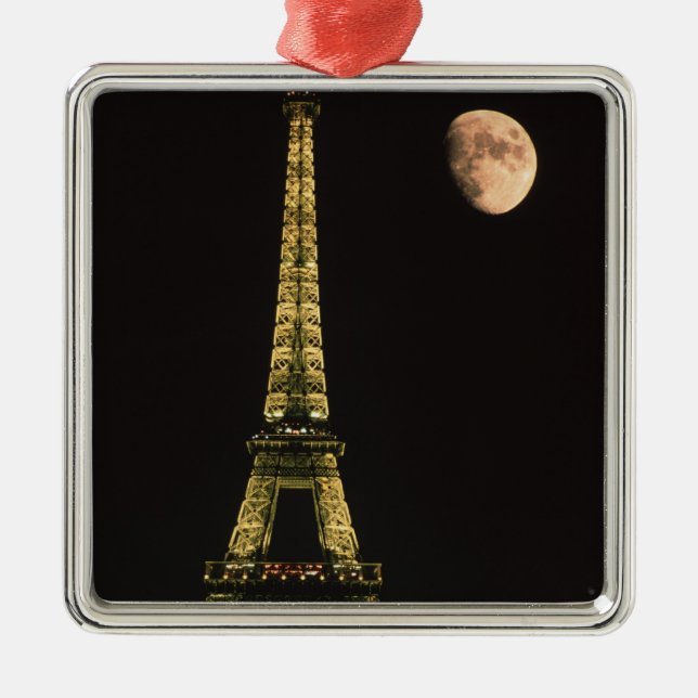 Frankreich, Paris. Eiffelturm nachts mit Silbernes Ornament (Vorne)