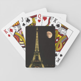Frankreich, Paris. Eiffelturm nachts mit Spielkarten
