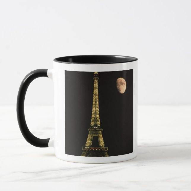 Frankreich, Paris. Eiffelturm nachts mit Tasse (Links)