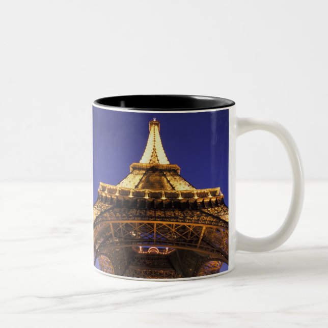 FRANKREICH, Paris Eiffelturm, Sicht auf den Abend Zweifarbige Tasse (Rechts)