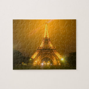 Frankreich, Paris. Eiffelturm um 3 Uhr beleuchtet