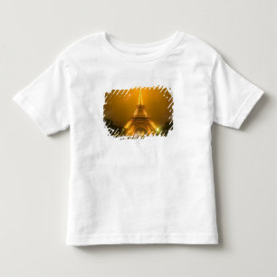 Frankreich, Paris. Eiffelturm um 3 Uhr beleuchtet Kleinkind T-shirt