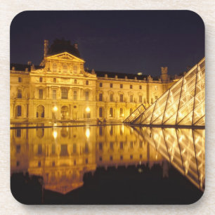 Frankreich, Paris, Louvre Museum bei Nacht. Getränkeuntersetzer