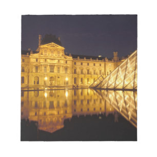 Frankreich, Paris, Louvre Museum bei Nacht. Notizblock