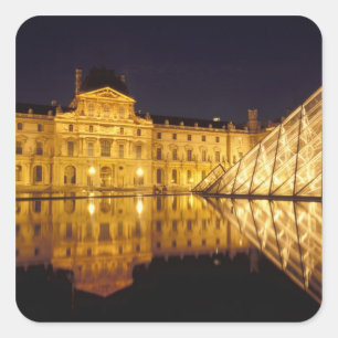 Frankreich, Paris, Louvre-Museum bei Nacht. Quadratischer Aufkleber