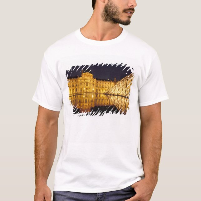 Frankreich, Paris, Louvre Museum bei Nacht. T-Shirt (Vorderseite)