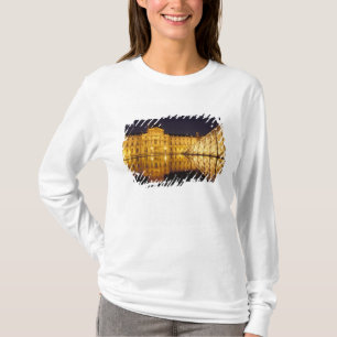 Frankreich, Paris, Louvre-Museum bei Nacht. T-Shirt