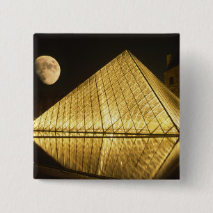 Frankreich, Paris, Louvre Museum, Nachtzeit Button
