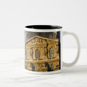 Frankreich, Paris, Louvre Museum und die Pyramide, Zweifarbige Tasse