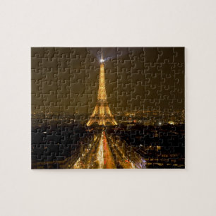 Frankreich, Paris. Nachtansicht des Eiffelturms