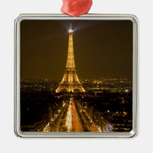 Frankreich, Paris. Nachtansicht des Eiffelturms Silbernes Ornament