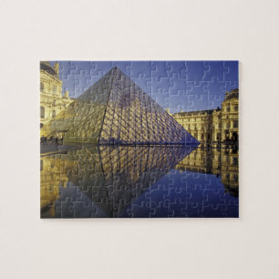 FRANKREICH, Paris Reflexion, Pyramide. Der Louvre